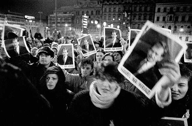 Praha, 19. prosinec 1989 - před budovou Federálního shromáždění - Občané požadují po zákonodárcích, aby byl prezidentem zvolen V. Havel