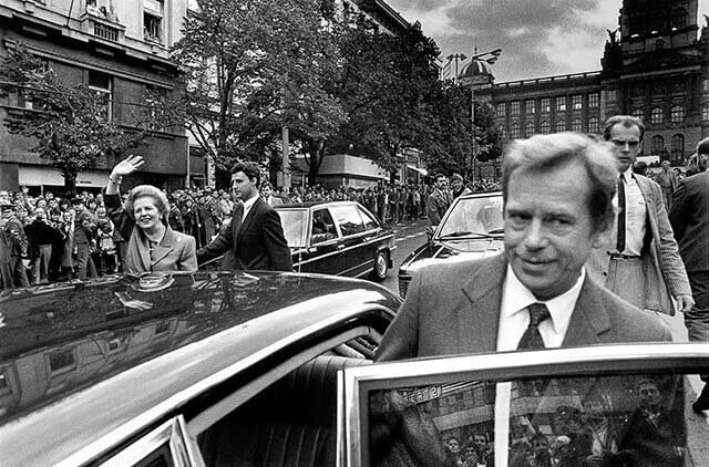Praha, 18. září 1990 - Václavské náměstí - Ministerská předsedkyně M. Thatcherová v doprovodu V. Havla při své oficiální návštěvě Československa