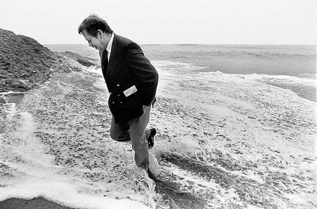 Portugalsko, 14. prosinec 1990 - Cabo da Roca - V. Havel na pobřeží Atlantického oceánu poblíž nejzápadnějšího výběžku evropského kontinentu