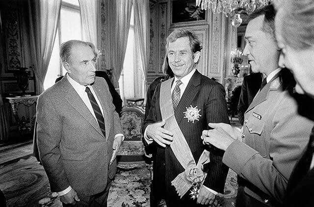 Francie, 19. březen 1990 - Paříž - V. Havel převzal z rukou F. Mitterranda velký kříž Řádu čestné legie