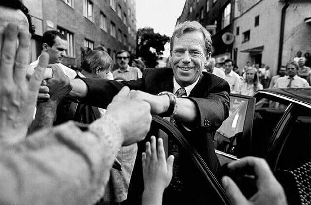 Slovensko, 1. červenec 1992 - Bratislava - V. Havel se zdraví s občany při svém posledním oficiálním pracovním pobytu v Bratislavě před rozdělením československé federace